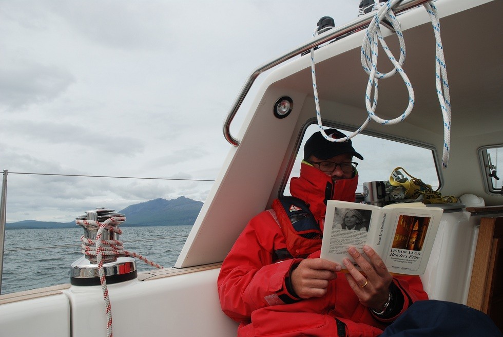 auch beim Segeln kann man lesen - Autopilot sei Dank