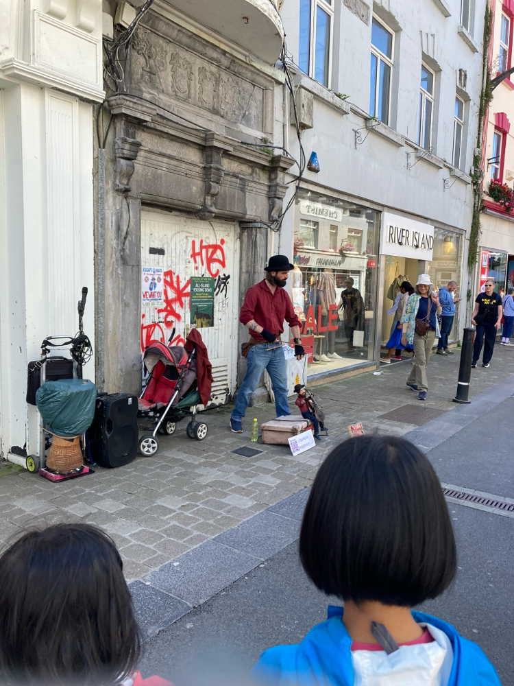 本人そっくりのマリオネットがチェロを弾く