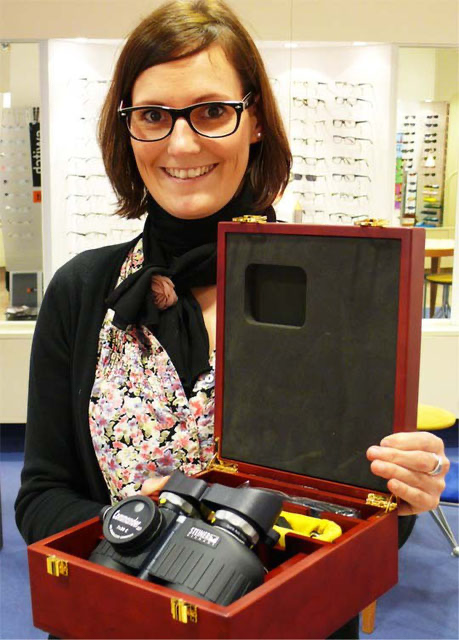Optik Gloyer Mitarbeiterin Sünje Lohr präsentiert das Steiner Fernglas Commander 7x30 C. Ein Fernglas mit zukunftsweisender Technologie.