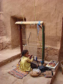 Jeune enfant travaillant seule. Photographiée à Aït-Ben-Haddou, au Maroc, le 17 mai 2008.