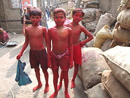 Garçons bangladeshi à la sortie d'une fabrique de vermillon (Mitfordh Hospital, Old Dhâkâ).