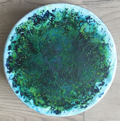 Beschilderde Oceandrum: In het midden donkergroene tinten afgewisseld met lichter groen en spettertjes wit. www.paintyourpassion.today