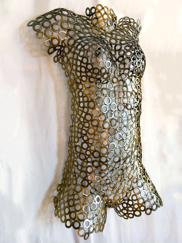 Skulptur abstrakter  Frauentorso 80 cm x 50 cm x 25 cm aus Metallstücken handverschweißt, 2017