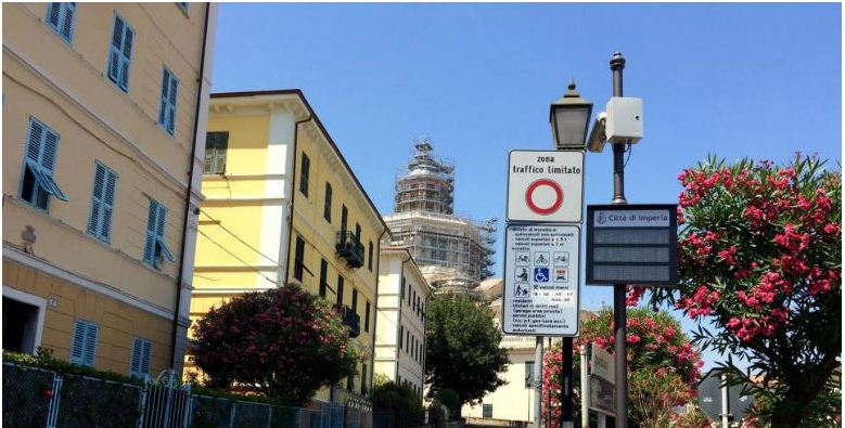 Varco di ingresso alla ZTL Parasio in Piazza Miradore, angolo Via Achille Vianelli