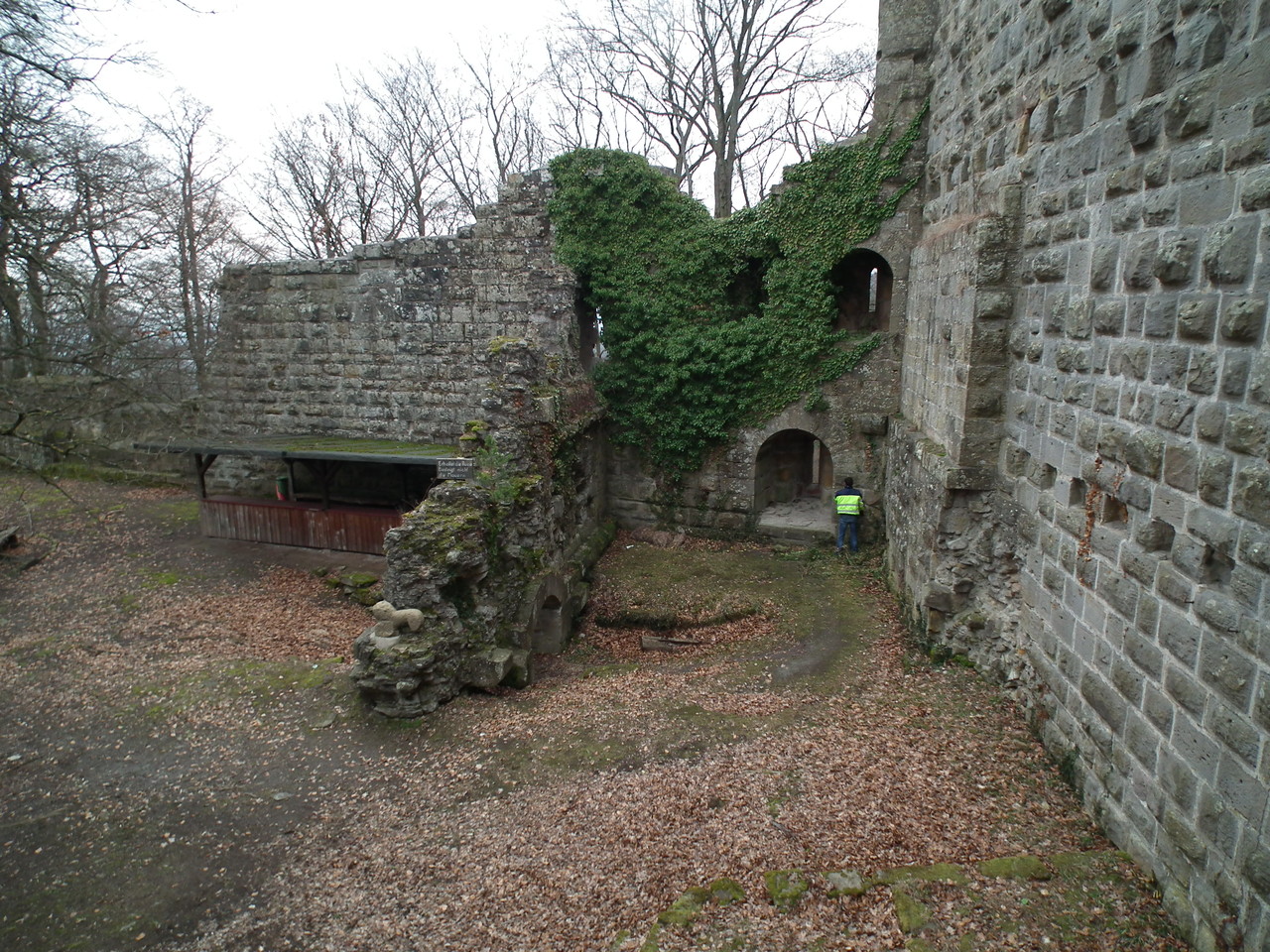 Blick in den Wohnbau von Westen