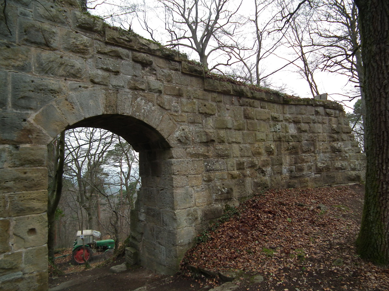 Eingang mit falsch vermauertem Neidkopf