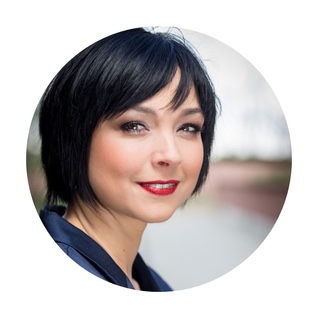 Juliane Sumaj, Fashion Stylistin aus Einsiedeln, gibt Styling-Tipp zu Schuhen für breite Füsse: Komfort und Stil lassen sich heute perfekt kombinieren, mit den richtigen Marken und einer individuellen Beratung.