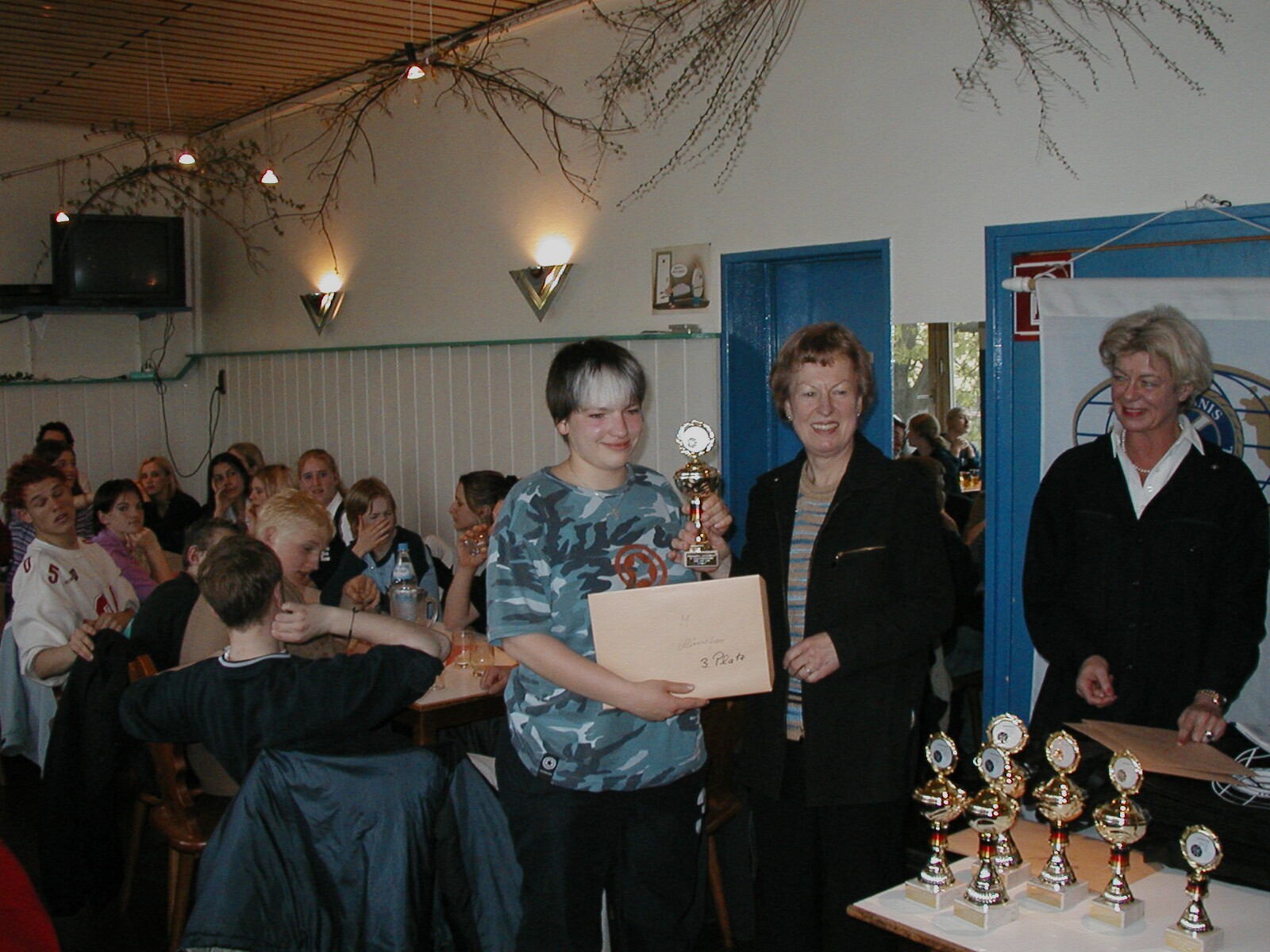 2002: Frau Böhm vom Kiwanis-Club ehrt das Münchener Mädchenteam