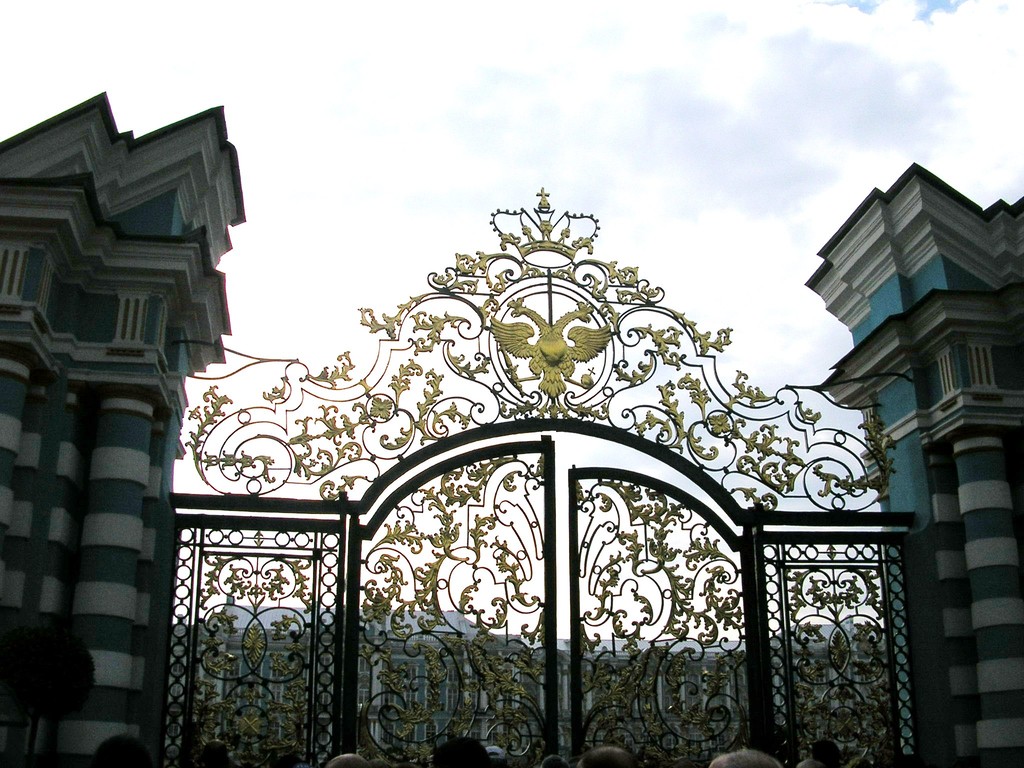 Cancello con lo stemma dell'aquila bicefala emblema della famiglia imperiale