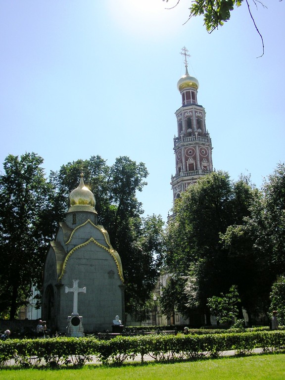 Novodevicj campanile Ottogonale barocco della chiesa-refettorio Trapeznaja