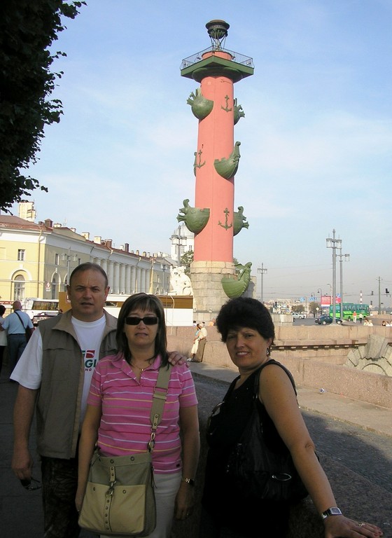 Sullo sfondo La Colonna Rostrata San Pietroburgo