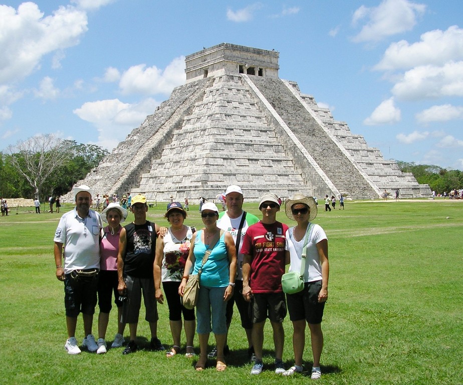 05-08-2009 Foto di gruppo sullo sfondo la Piramide di Kukulcan