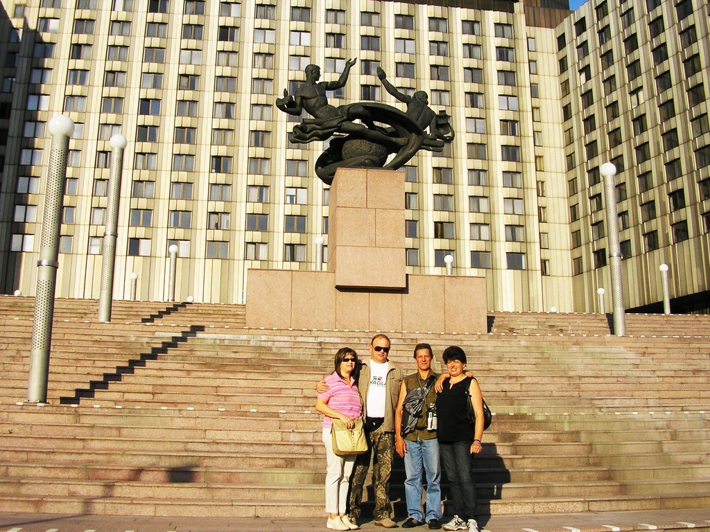 13-08-2007 Siamo davanti al nostro Hotel il Pribaltiskaya