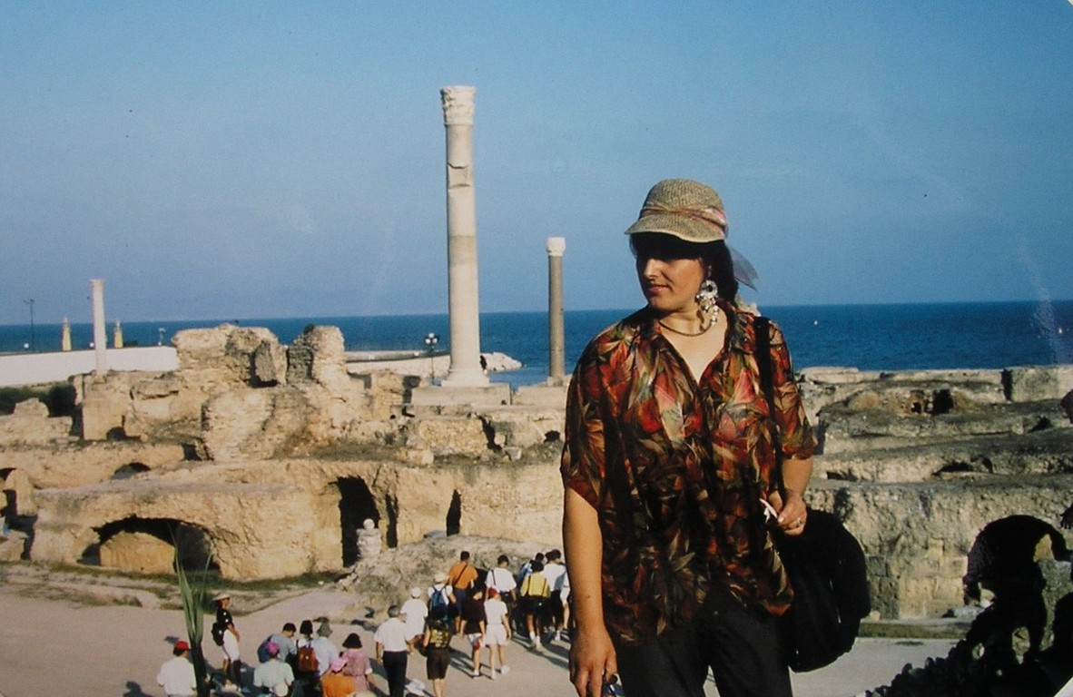 Anna sullo sfondo le rovine di Cartagine