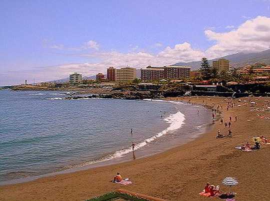 Bild: Blick über den Strand Playa Jardin bis ins das Zentrum von Puerto de la Cruz