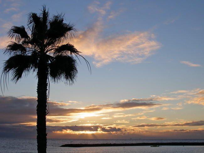 Sonnenuntergang über dem Meer von einer Immobilie aus gesehen auf Teneriffa.