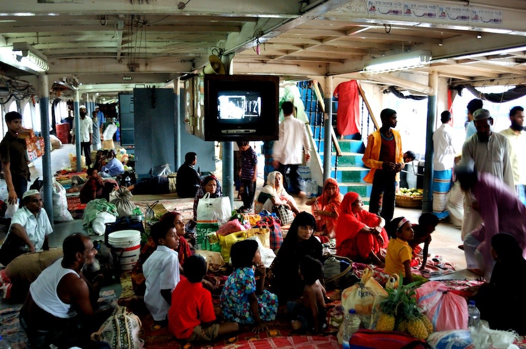 By boat from Dhaka - © François Struzik - simply human 2011 - Dhaka - Bangladesh