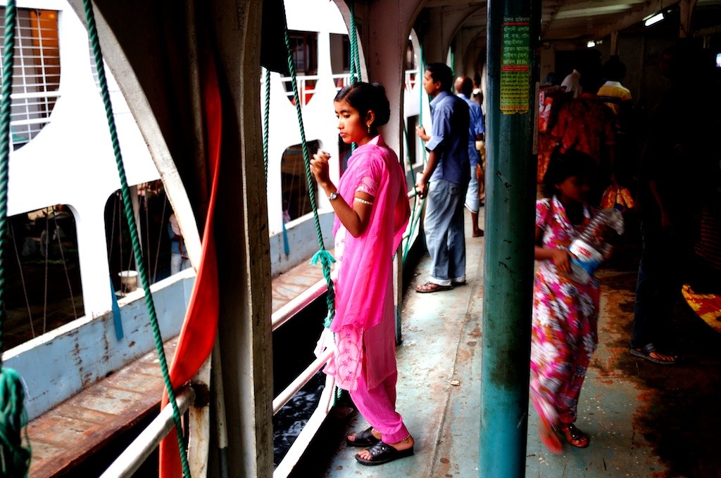 By boat from Dhaka - © François Struzik - simply human 2011 - Dhaka - Bangladesh
