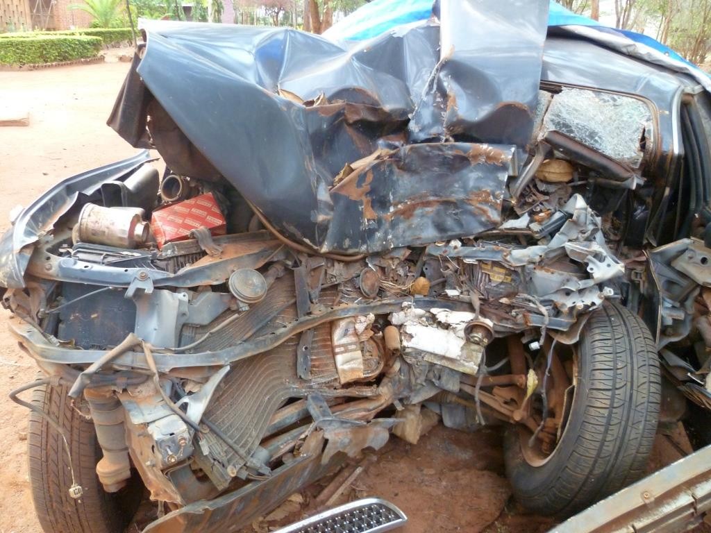 Das Auto nach einem Verkehrsunfall unserers Sprachlehrers Chuma (er hat überlebt und unterrichtet wieder)