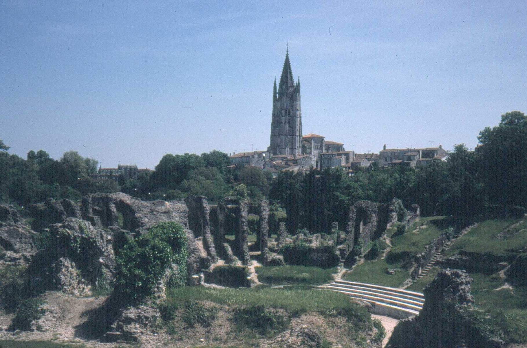 Église Saint-Eutrope de Saintes vue des ruines d'un amphithéâtre datant de l'époque romaine. 