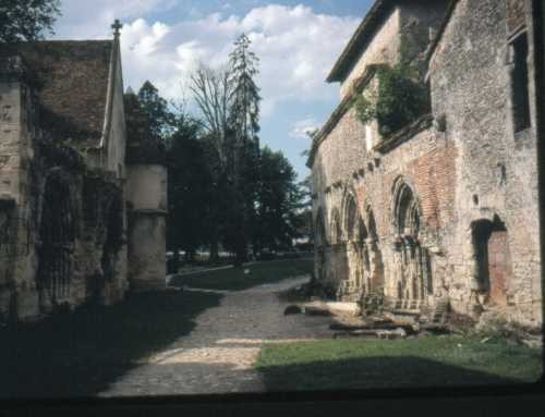   Les ruines du prieuré de Cayac, en banlieue sud de Bordeaux. 