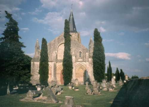   L'église Saint-Pierre d'Aulnay, chef-d'oeuvre exemplaire de l'art roman.
