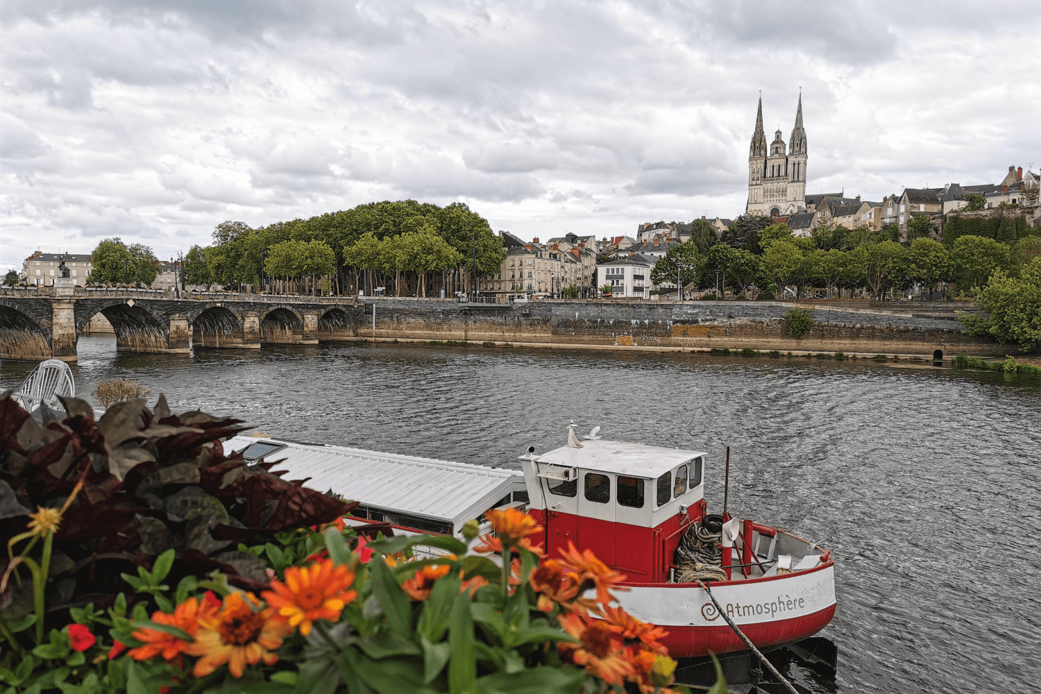 Blick aufs Schloss von der gegenüberliegenden Flussseite (Quai des Carmes)