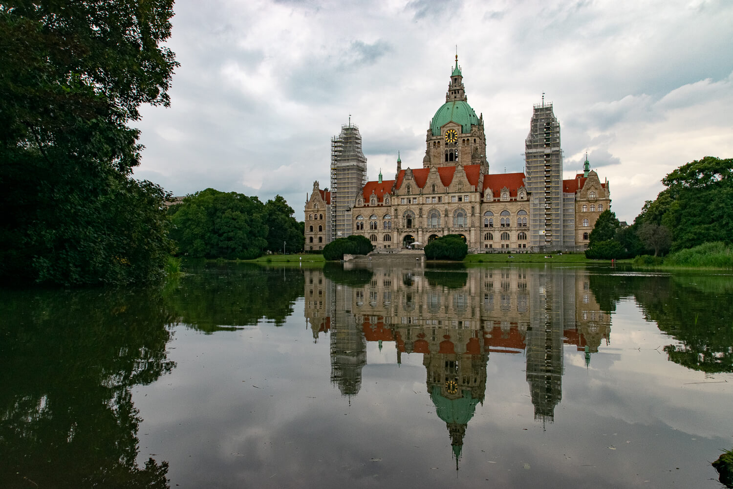 Das Neue Rathaus spiegelt sich im Maschteich