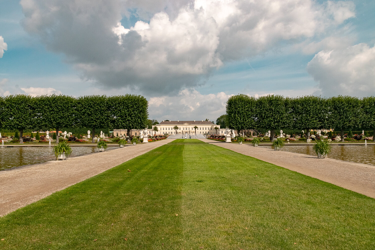 Schloss Herrenhausen in Hintergrund