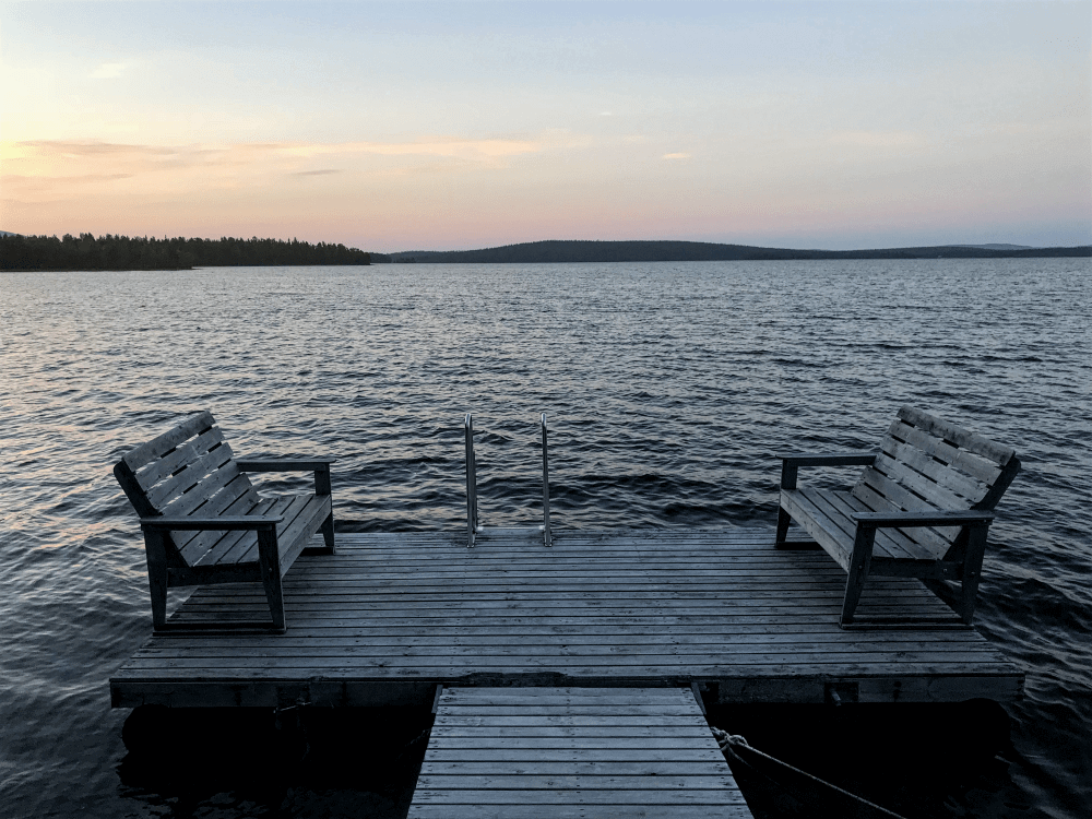 Gemütliche Sitzgelegenheit direkt am See