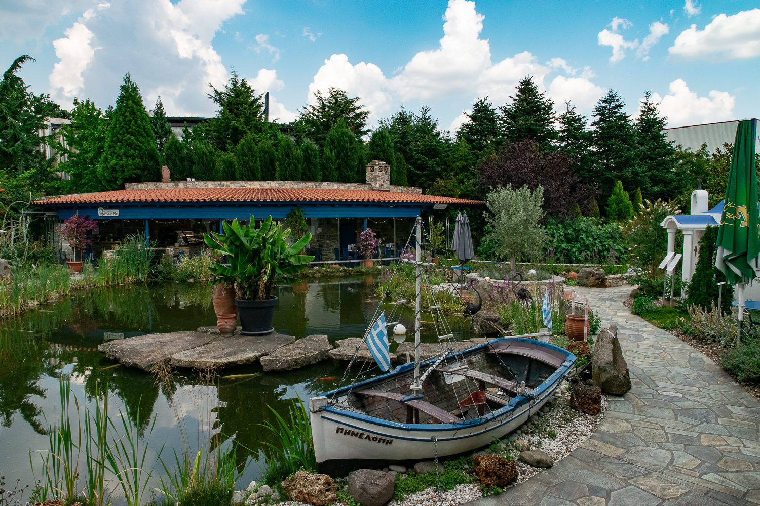 Griechischer Garten mit der Taverne „Asteraki Moy"