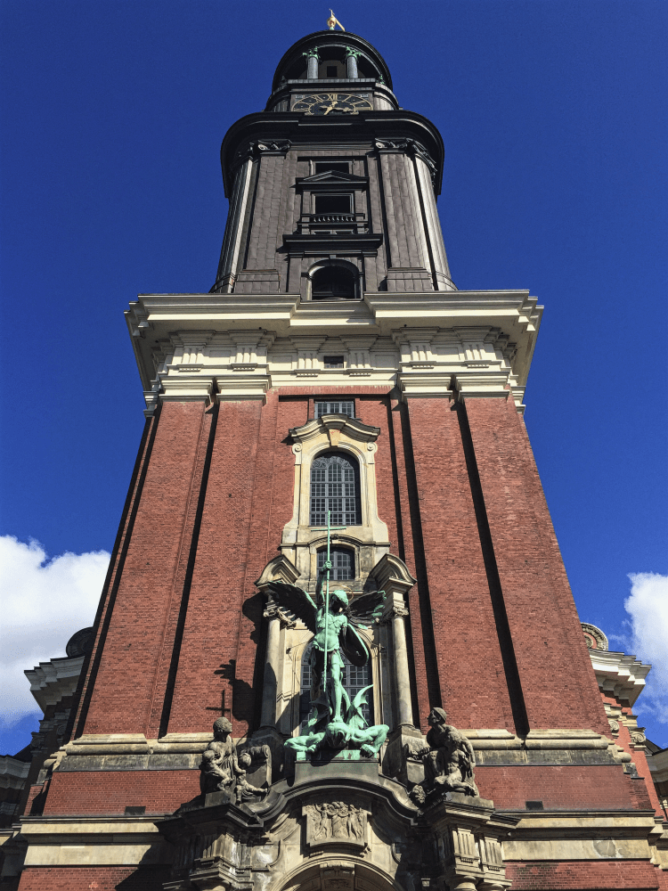 Die St. Michealis-Kirche von außen....