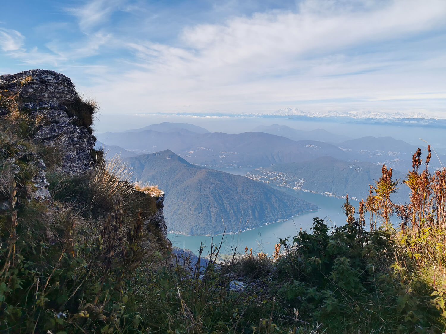 Blick aus der Bahn auf den Luganersee