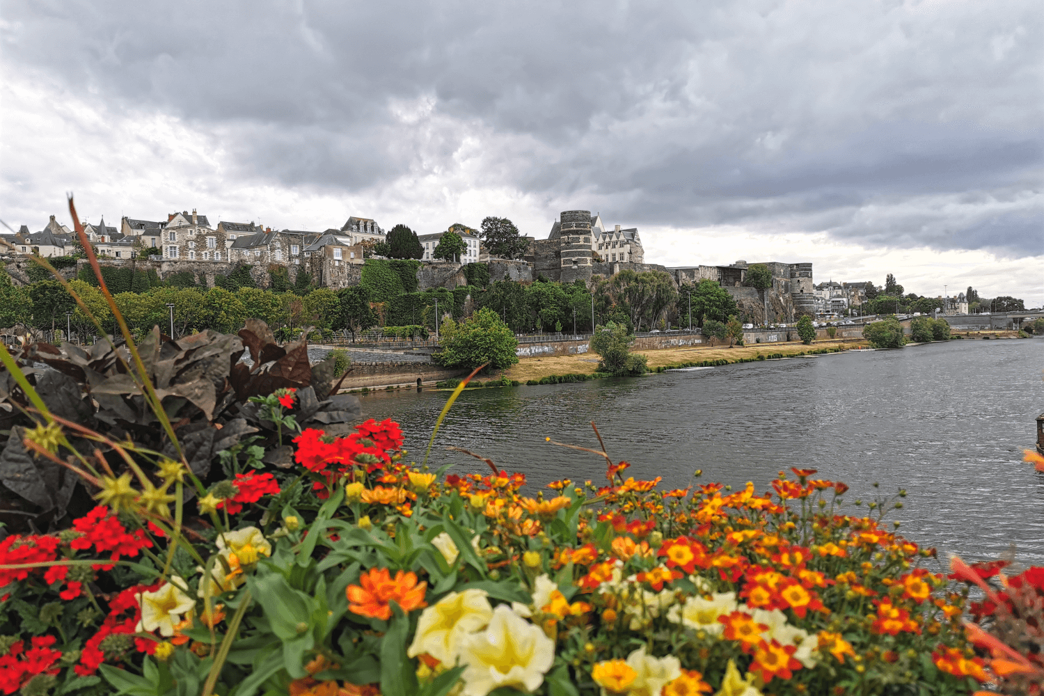 Blick von der Pont de Verdun auf das Schloss von Angers