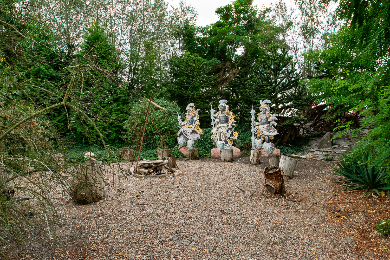 Steinblöcke mit eingeritzten Figuren im afrikanischen Garten
