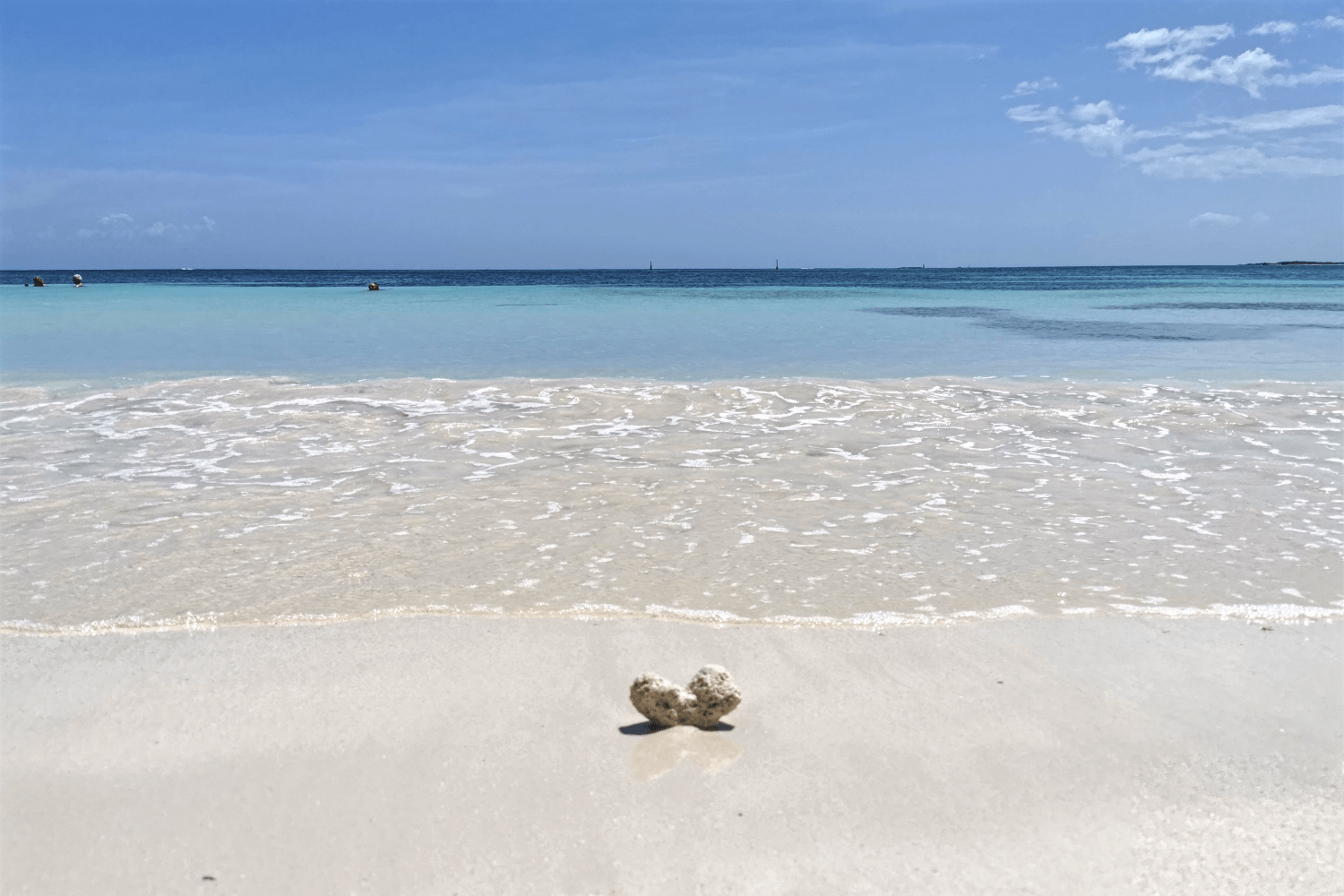 Wie man sich das in der Karibik vorstellt: weißer Sandstrand und türkises Meer