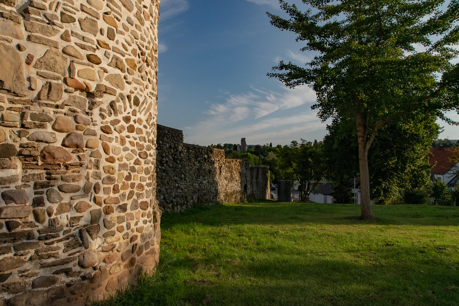 Die gut erhaltene Stadtmauer