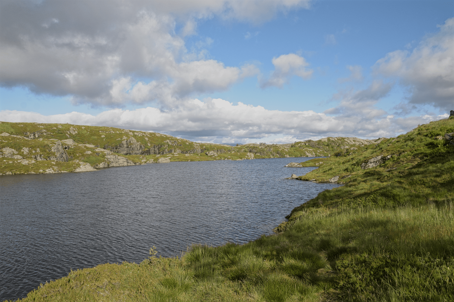 Ein Teil der Wanderung führt an diesem See entlang