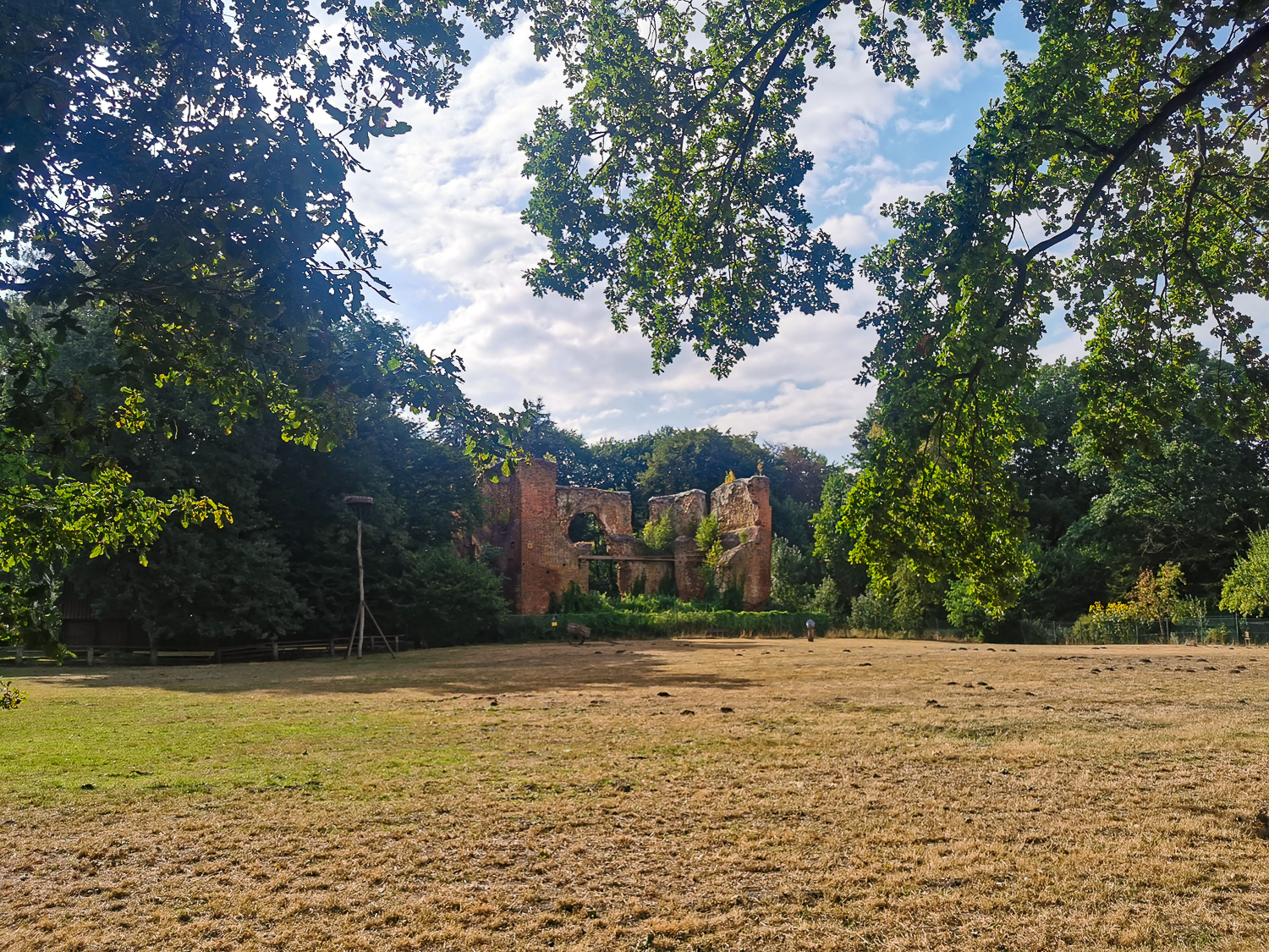 Die Ruine der Burg Rahden ist vom Museumshof zu sehen