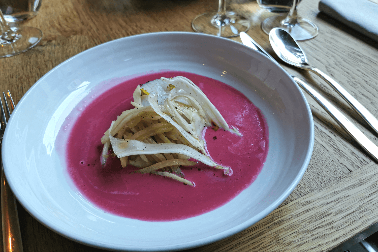 Zanderfilet mit Fenchel, Kohlrabi und pinker Karottensoße