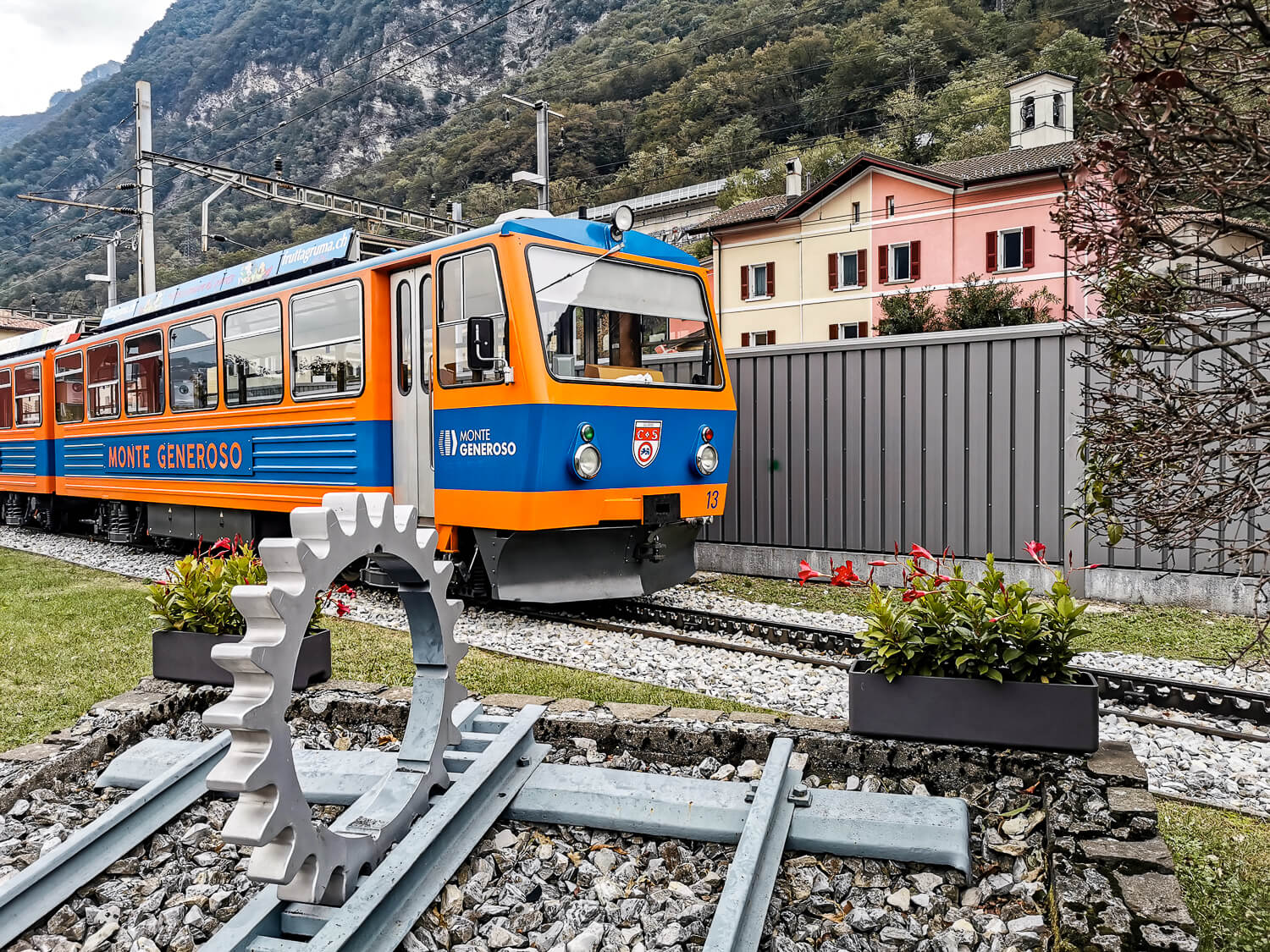 Los geht's mit der Zahnradbahn in Capolago