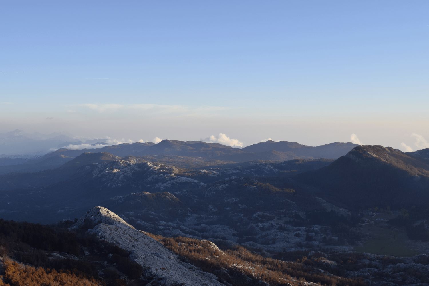 Der Ausblick über Montenegro und seine Grenzen hinweg