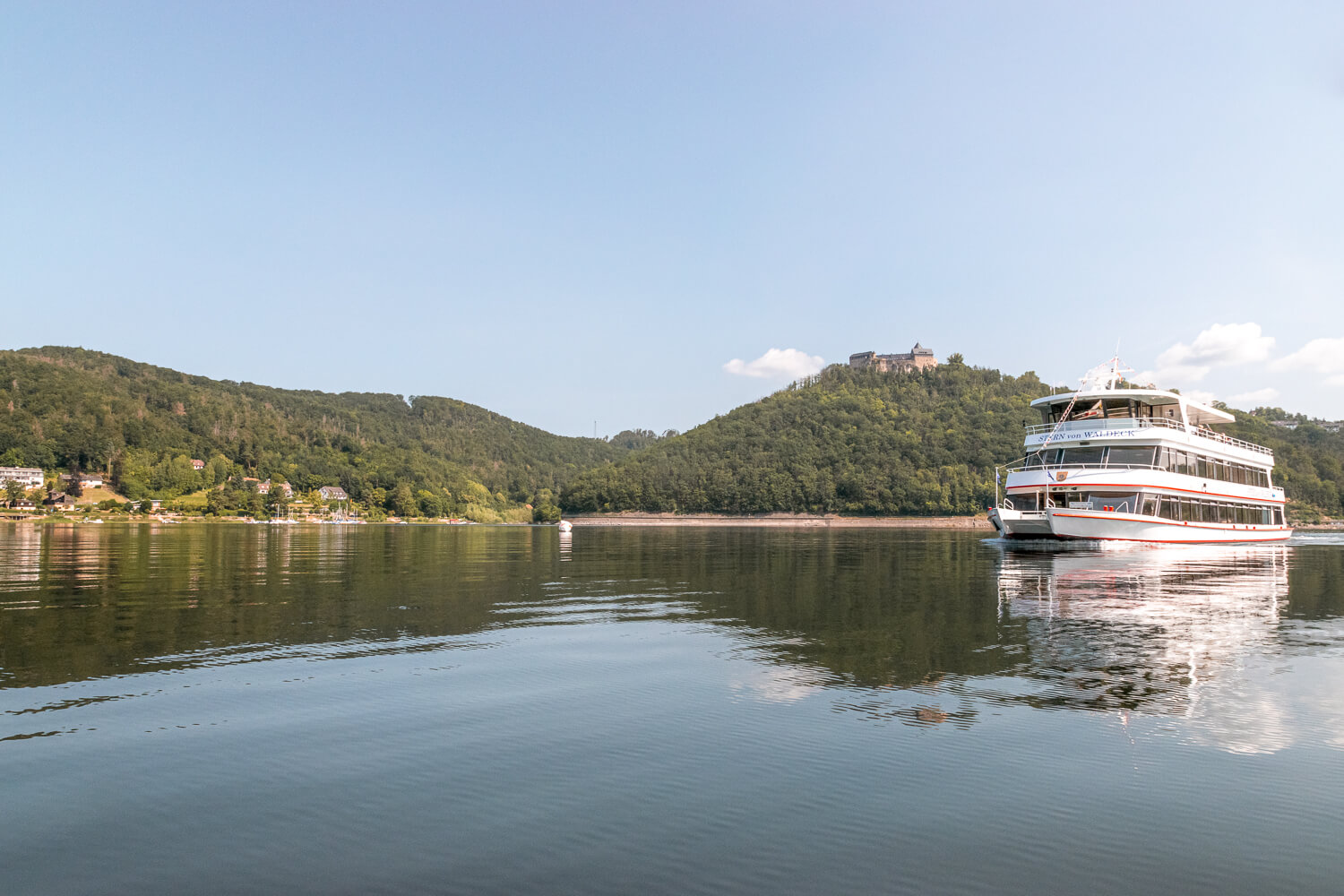 Hoch oben thront das Schloss Waldeck am Edersee