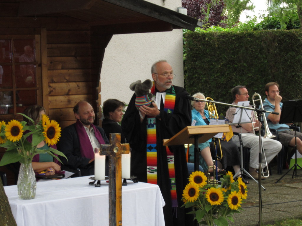 Pfarrer Metzger prdedigt unter dem Motto "Gemeinsam unterm Kirchendach"