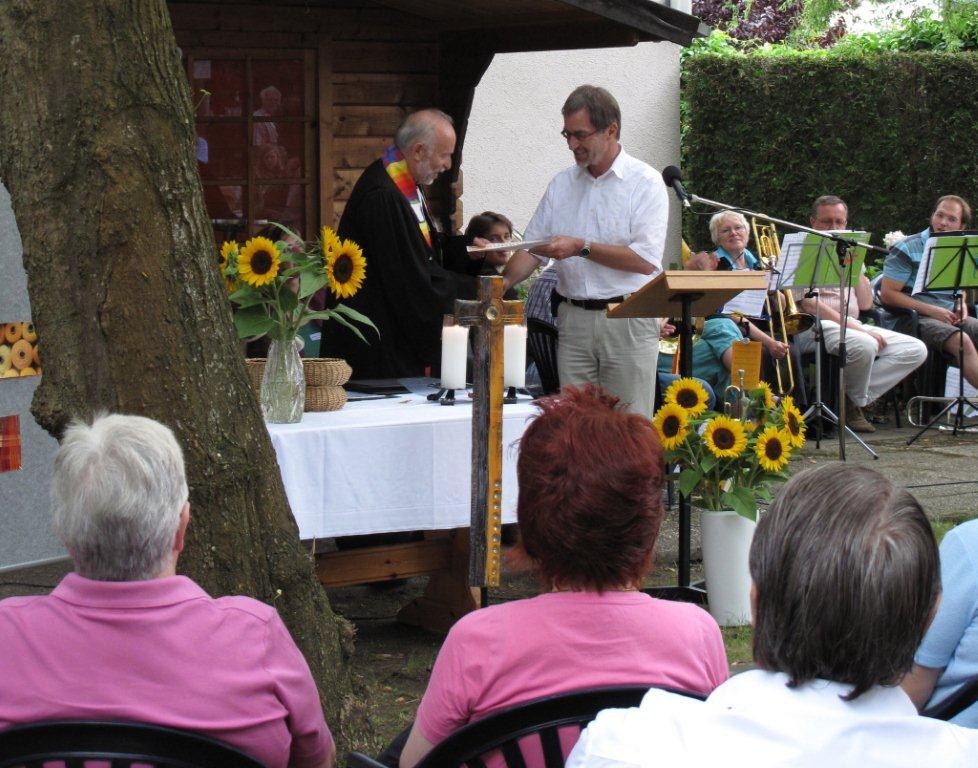 Verleihung von Plakette und Urkunde durch Dr. Martin Neub