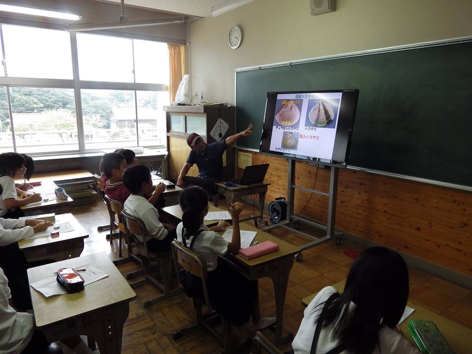 巨大ハマグリの授業風景です。小学生の手より大きいんですよ！