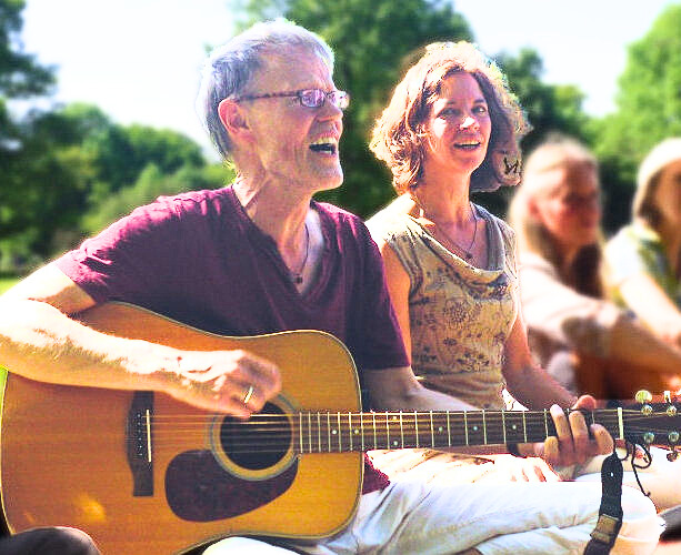 Jochen & Inke beim Singen im Park