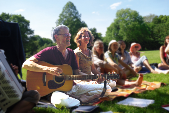 Singgruppe auf Wiese