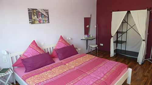 dem Schlafzimmer inkl. Kosmetiktisch und Schrank