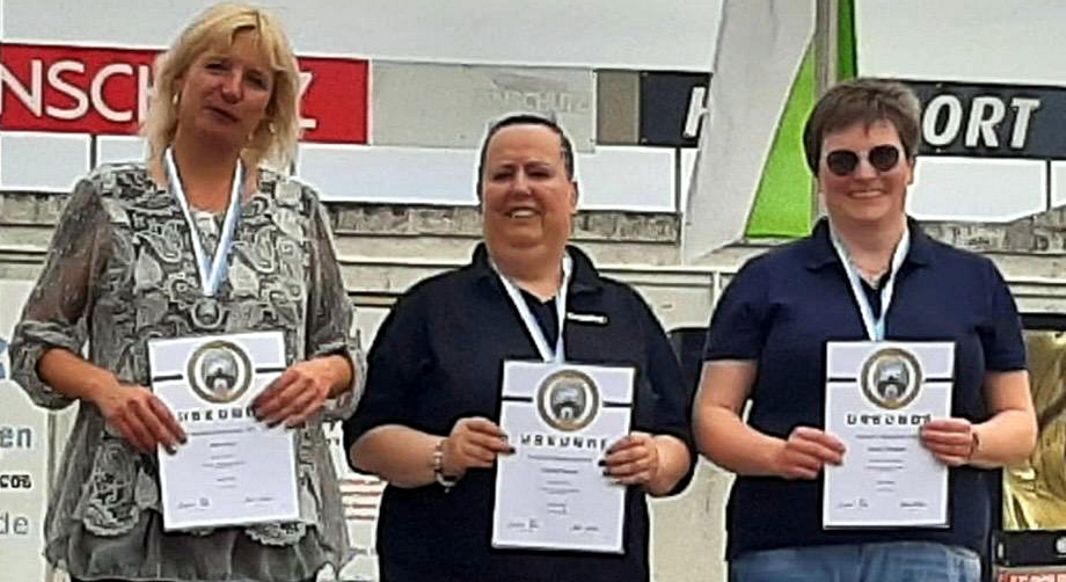 Claudia mit den zweit- und drittplatzierten Kontrahentinnen